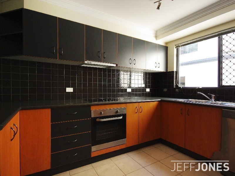 2/57 Sandford Street, St Lucia QLD 4067