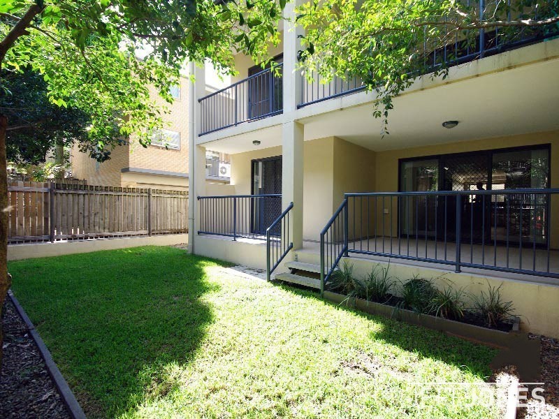 2/57 Sandford Street, St Lucia QLD 4067