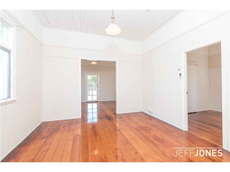 8 Bennetts Road, Camp Hill QLD 4152