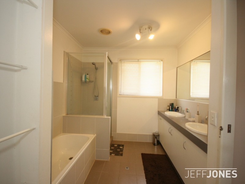 77 Bridgnorth Street, Carindale QLD 4152