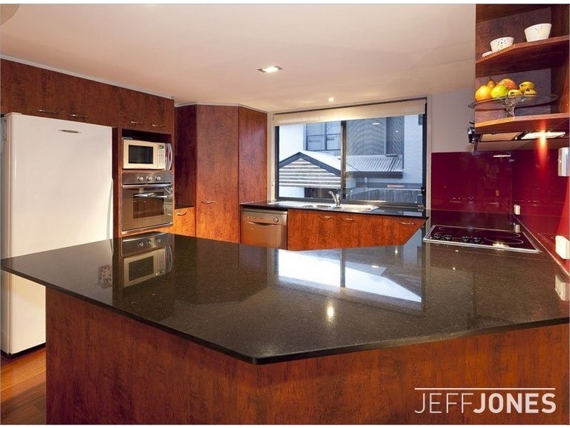 32 Eighth Avenue, Coorparoo QLD 4151