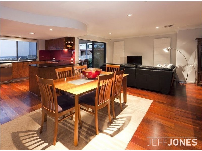 32 Eighth Avenue, Coorparoo QLD 4151