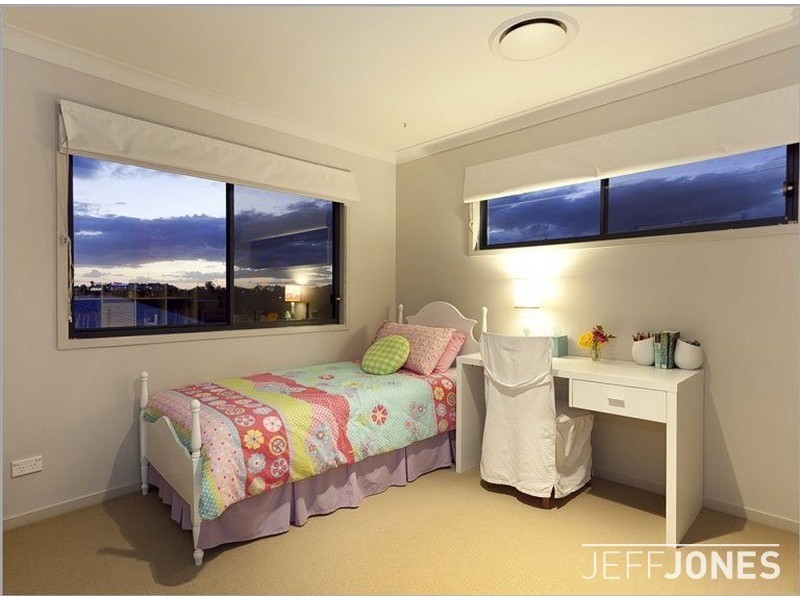 32 Eighth Avenue, Coorparoo QLD 4151