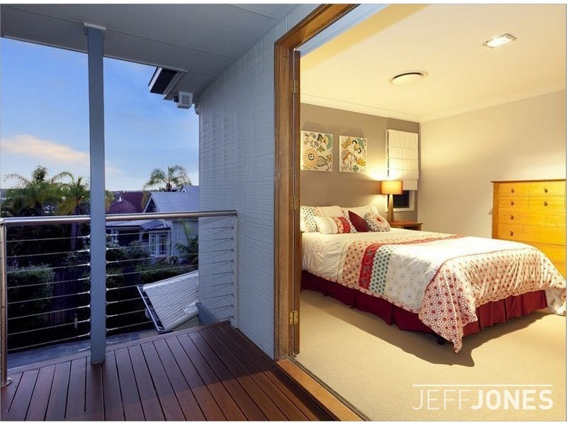 32 Eighth Avenue, Coorparoo QLD 4151