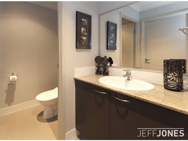 32 Eighth Avenue, Coorparoo QLD 4151