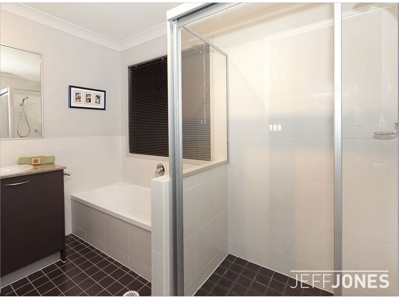 32 Eighth Avenue, Coorparoo QLD 4151