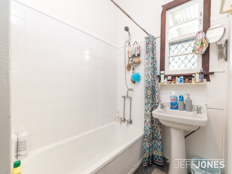 11 Laura Street, Greenslopes QLD 4120