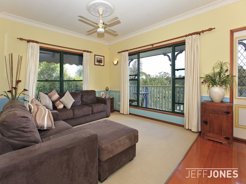 37 Roseglen Street, Greenslopes QLD 4120