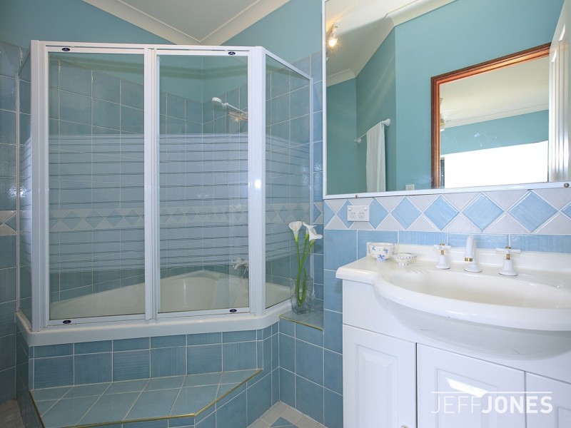 37 Roseglen Street, Greenslopes QLD 4120