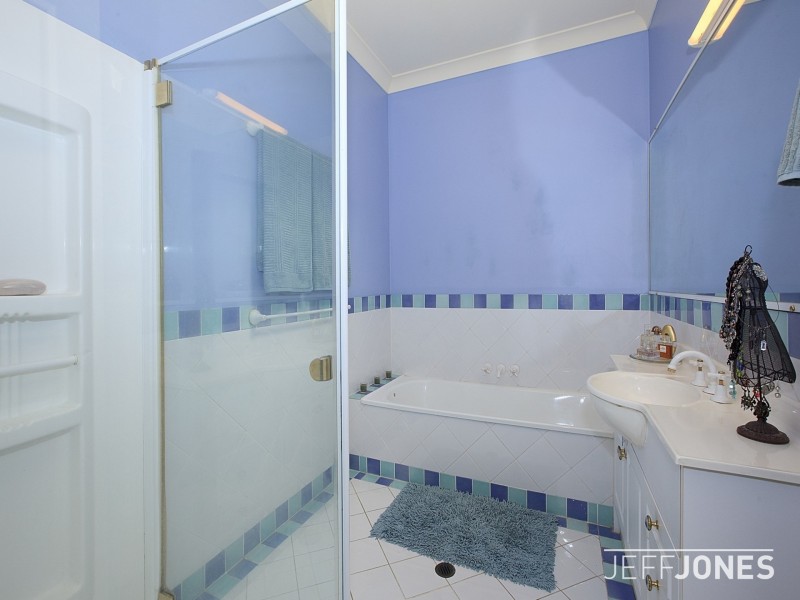 37 Roseglen Street, Greenslopes QLD 4120