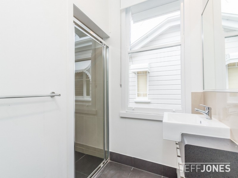 19 Rowsley Street, Greenslopes QLD 4120