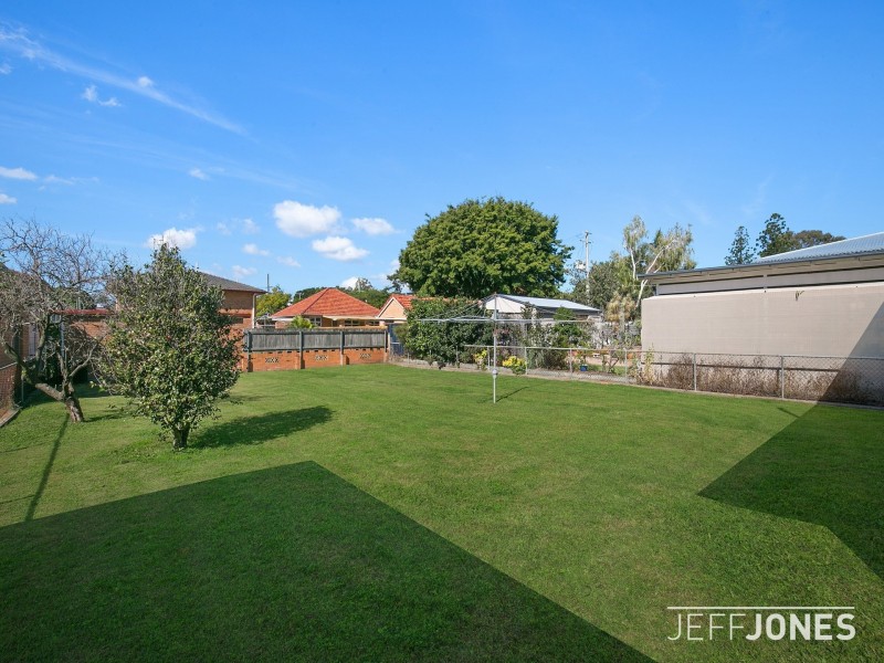 20 William Parade, Fairfield QLD 4103