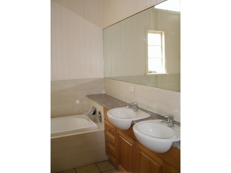 16 Lucy Street, Milton QLD 4064