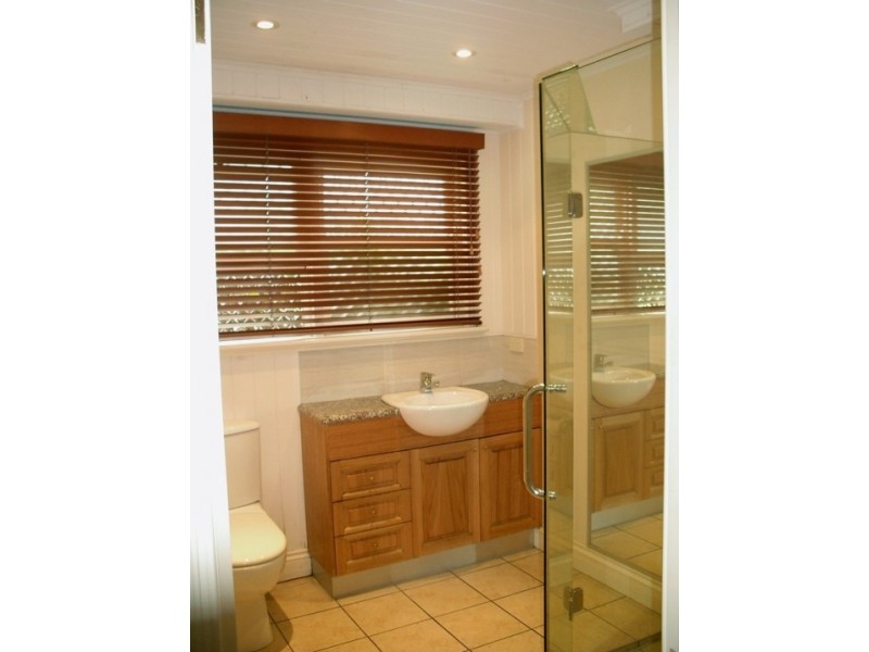 16 Lucy Street, Milton QLD 4064