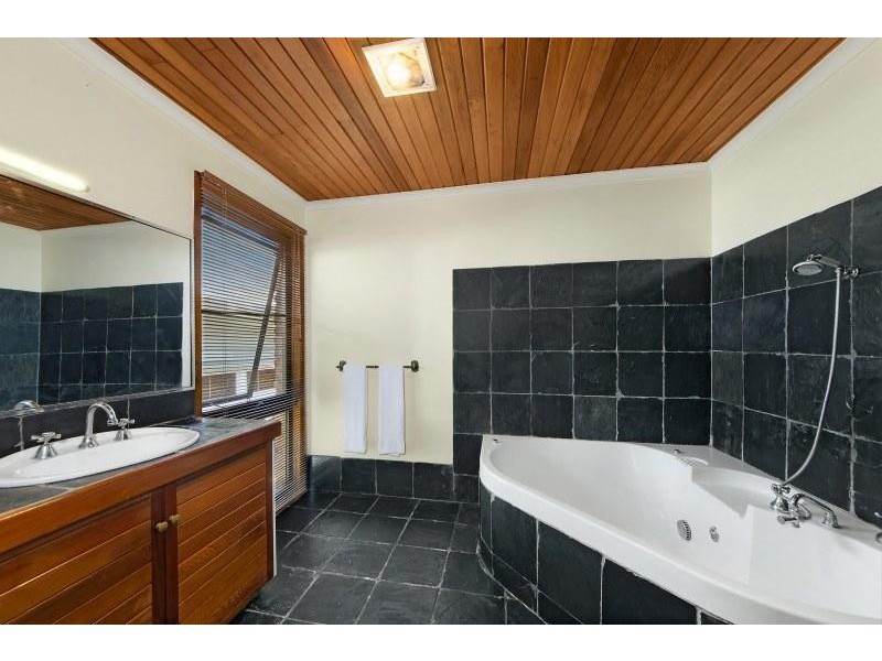 14 Shaw Street, Bardon QLD 4065