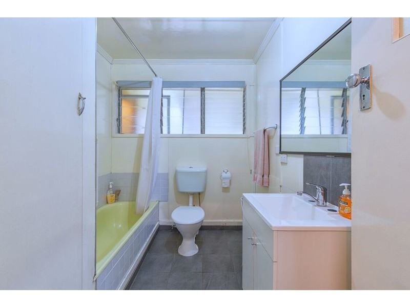 32 Sedgemoor St, Stafford Heights QLD 4053