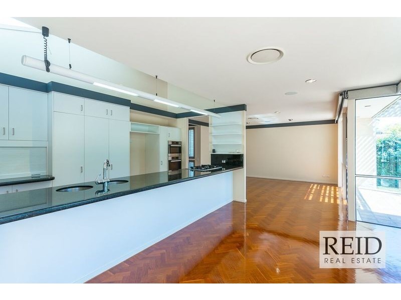 6 Chulmleigh Court, Chapel Hill QLD 4069