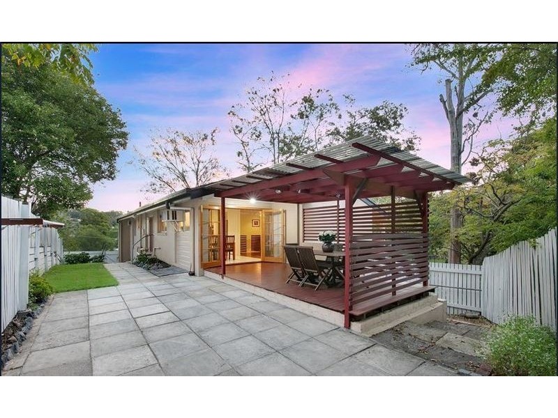 1 Eaglie Street, Chapel Hill QLD 4069