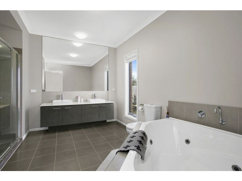 19 Oakdean Boulevard, Ocean Grove VIC 3226