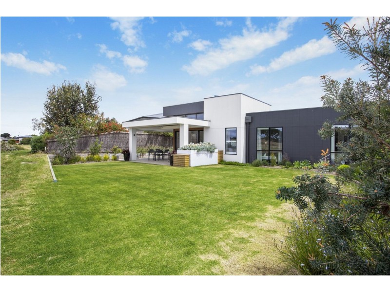 4/3 Plantation Drive, Connewarre VIC 3227