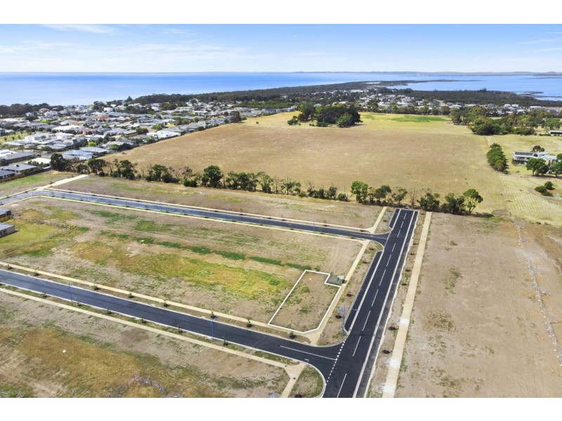 2 Port Deakin Street, St Leonards VIC 3223