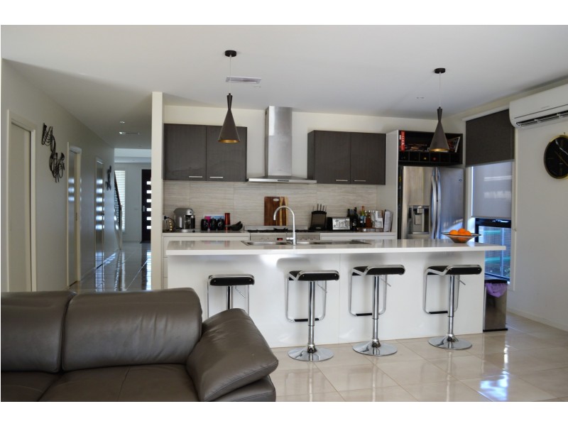 58 Ellaroo Circuit, Clyde North VIC 3978