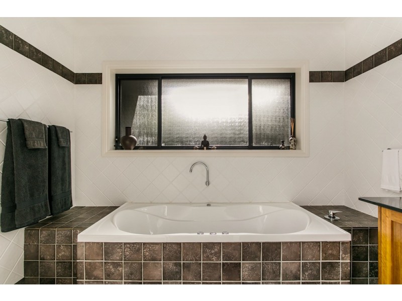 2 Barby Crescent, Bangalow NSW 2479