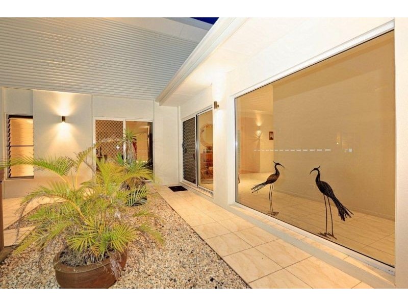 7 Janet Court, Coral Cove QLD 4670