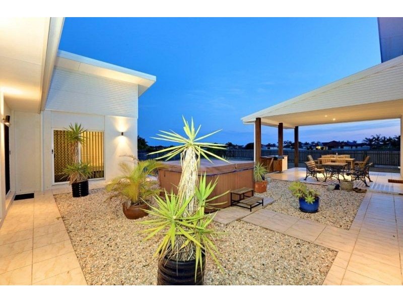 7 Janet Court, Coral Cove QLD 4670