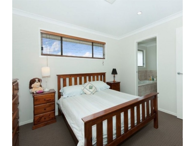 2 Lyrebird Crescent, Upper Kedron QLD 4055