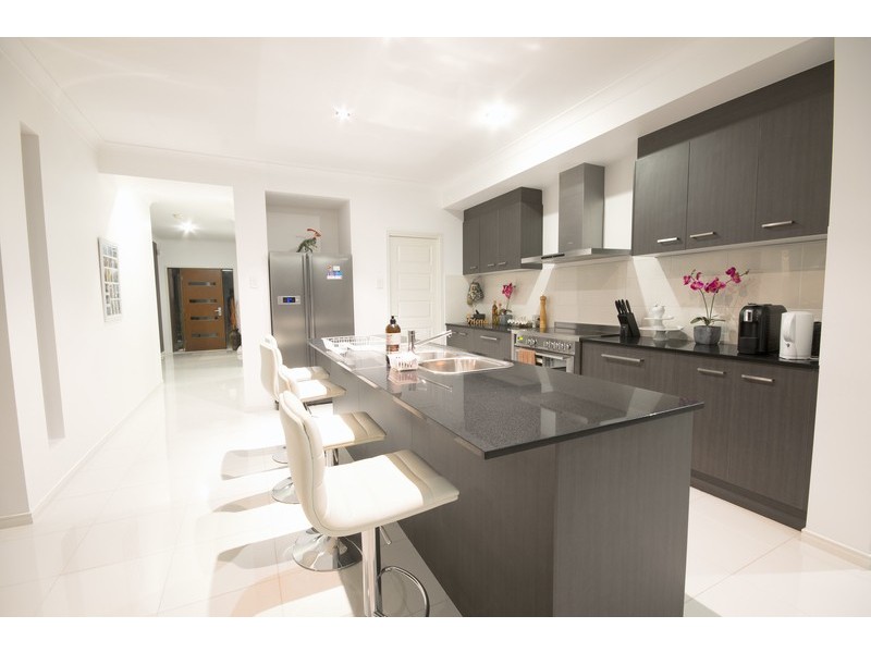 215 Lakeside Ave, Springfield Lakes QLD 4300