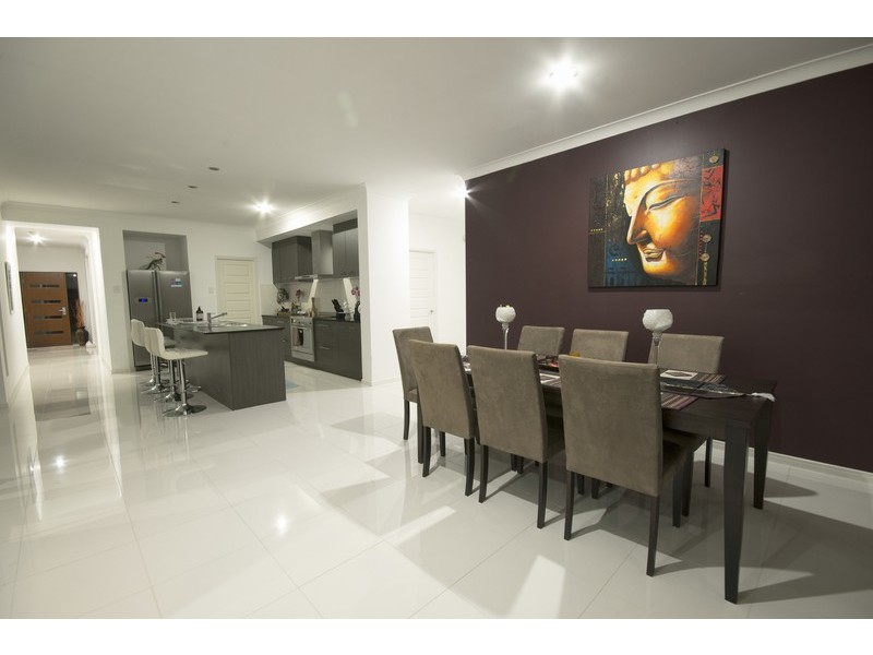 215 Lakeside Ave, Springfield Lakes QLD 4300