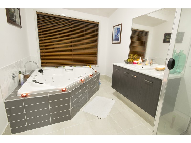 215 Lakeside Ave, Springfield Lakes QLD 4300