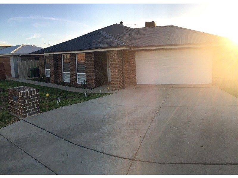 3 St Paul’s Place, Gobbagombalin NSW 2650