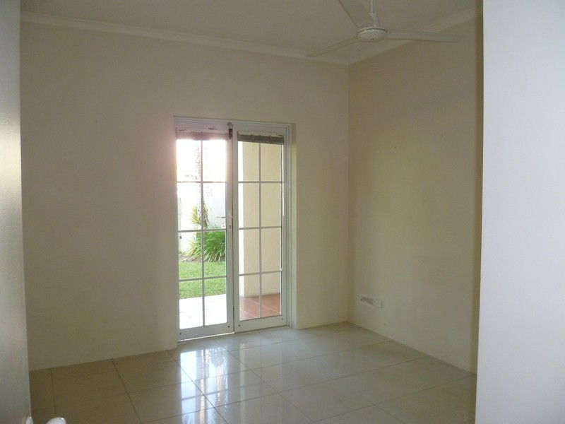 2/327-329 Lake Street, Cairns QLD 4870