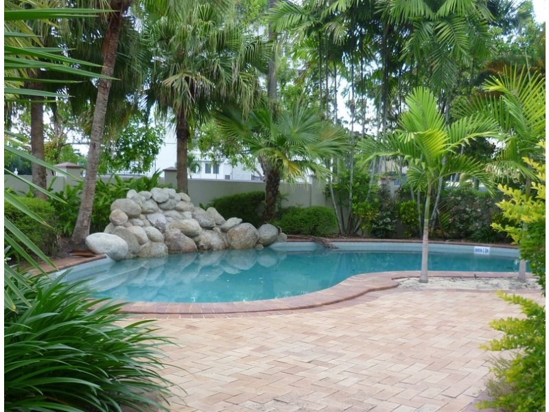 2/327-329 Lake Street, Cairns QLD 4870