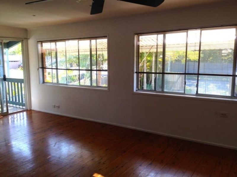 32 Poinsettia Parade, Varsity Lakes QLD 4227