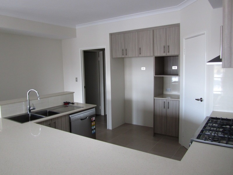 31 Queen Pararde, Wannanup WA 6210