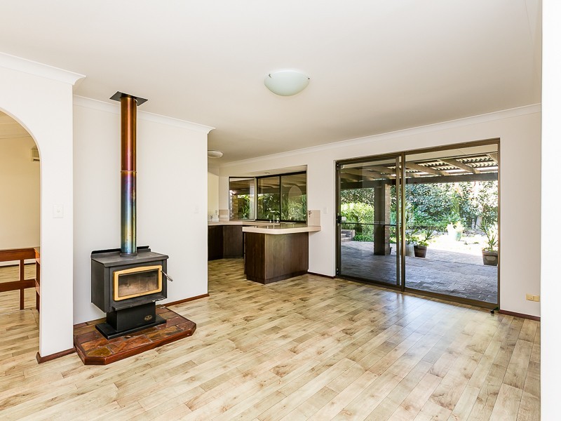 8 Hunter Drive, Lesmurdie WA 6076