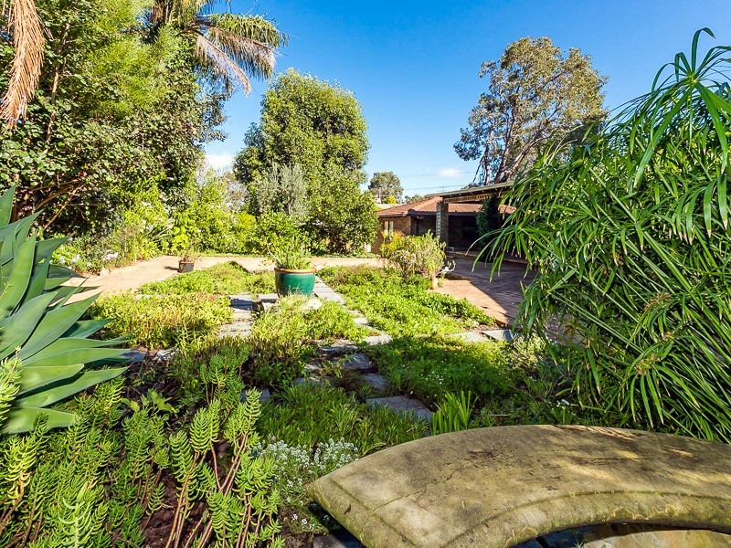 8 Hunter Drive, Lesmurdie WA 6076