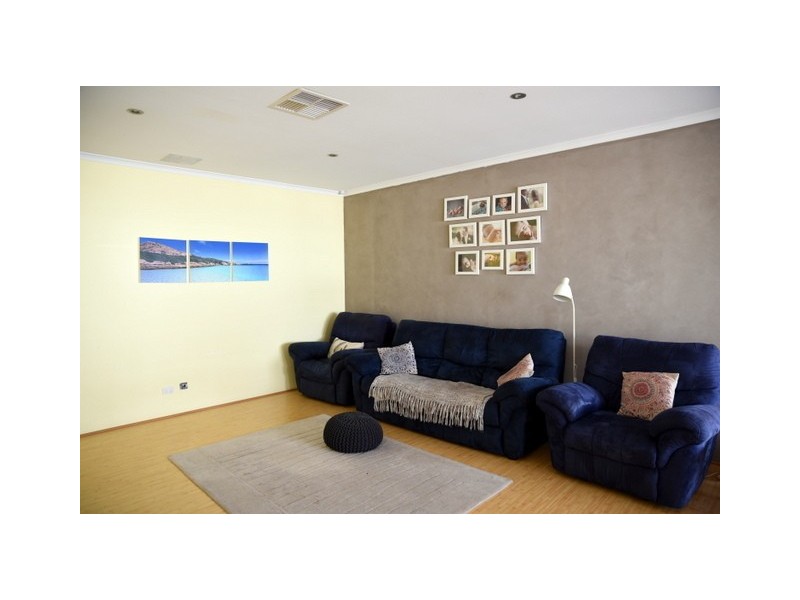 24 Barossa Gardens, Caversham WA 6055