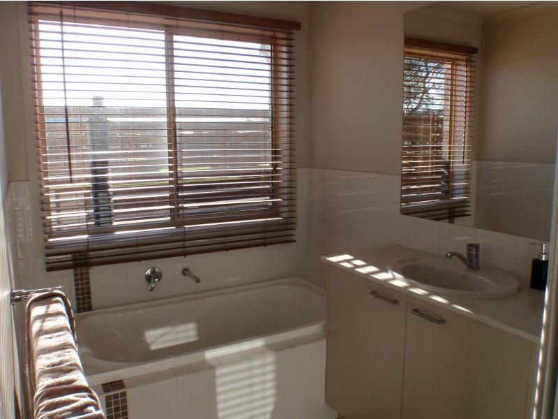 2 Bundoora Avenue, Jerilderie NSW 2716