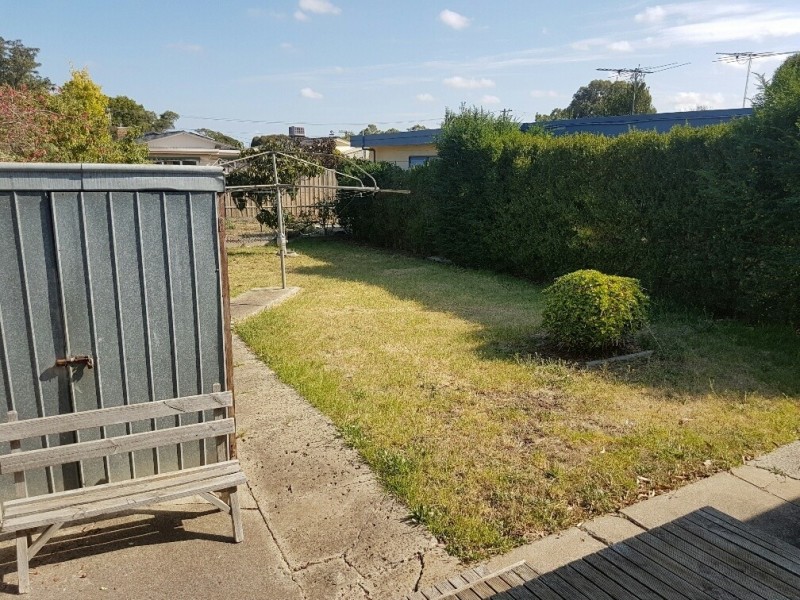 25 Andrew Rd, St Albans VIC 3021