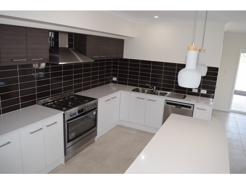 27 Greencastle Parade, Maudsland QLD 4210