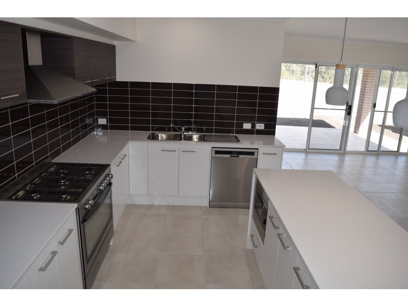 27 Greencastle Parade, Maudsland QLD 4210