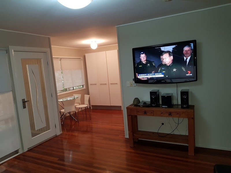 87 Ninth Ave, St Lucia QLD 4067