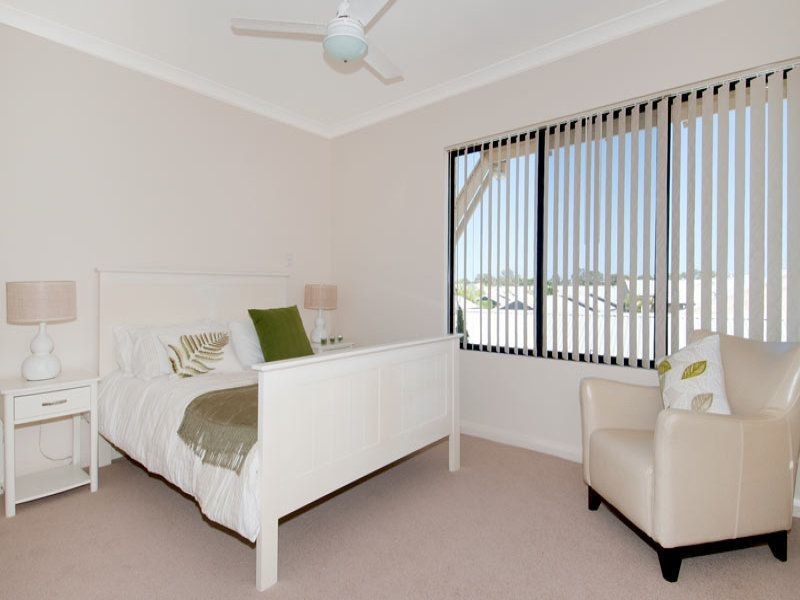 18/21 Oakmont Avenue, Meadow Springs WA 6210