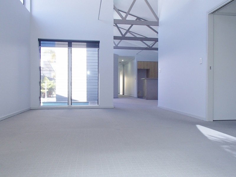 4  Santorini Court, Kawana Island QLD 4575