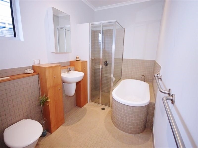 4  Santorini Court, Kawana Island QLD 4575