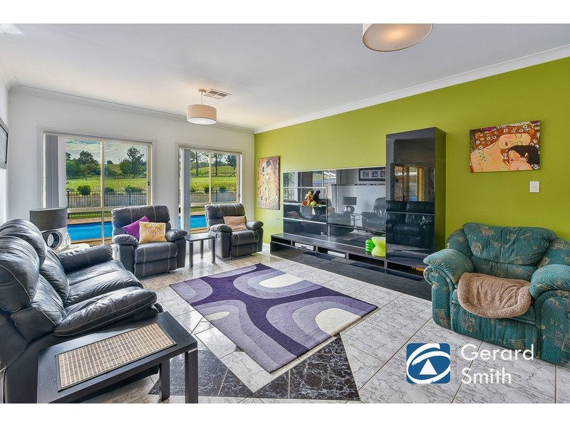 10 Blades Places, Douglas Park NSW 2569